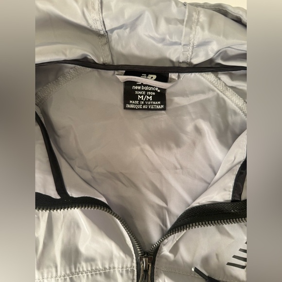 New Balance Men's Medium Black White Hooded Full Zip Rain Jacket Windbreaker - Picture 6 of 7